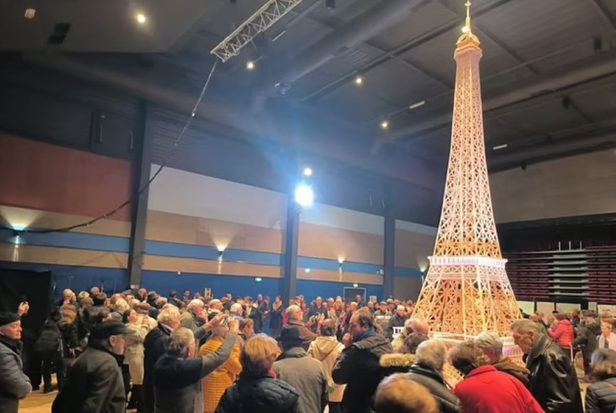 Ghinionul incredibil al unui francez: a construit o machetă a Turnului Eiffel, dar nu a intrat în Cartea Recordurilor din cauza bețelor folosite