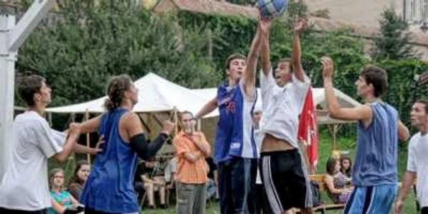 Competitia are loc in parcarea teatrului