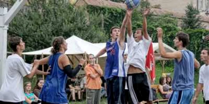 Competitia are loc in parcarea teatrului