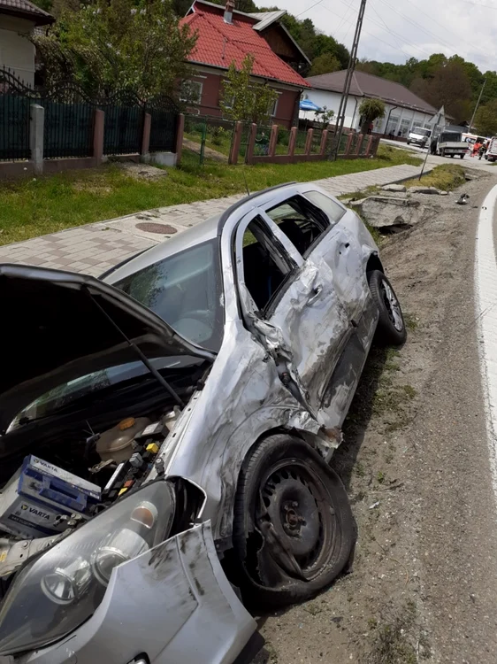 Accident rutier pe Valea Oltului, la Bujoreni - Vâlcea, soldat cu blocarea parţială a DN7 Foto ISU Vâlcea