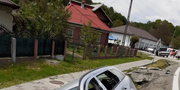 Accident rutier pe Valea Oltului la Bujoreni - Vâlcea soldat cu blocarea parţială a DN7 Foto ISU Vâlcea