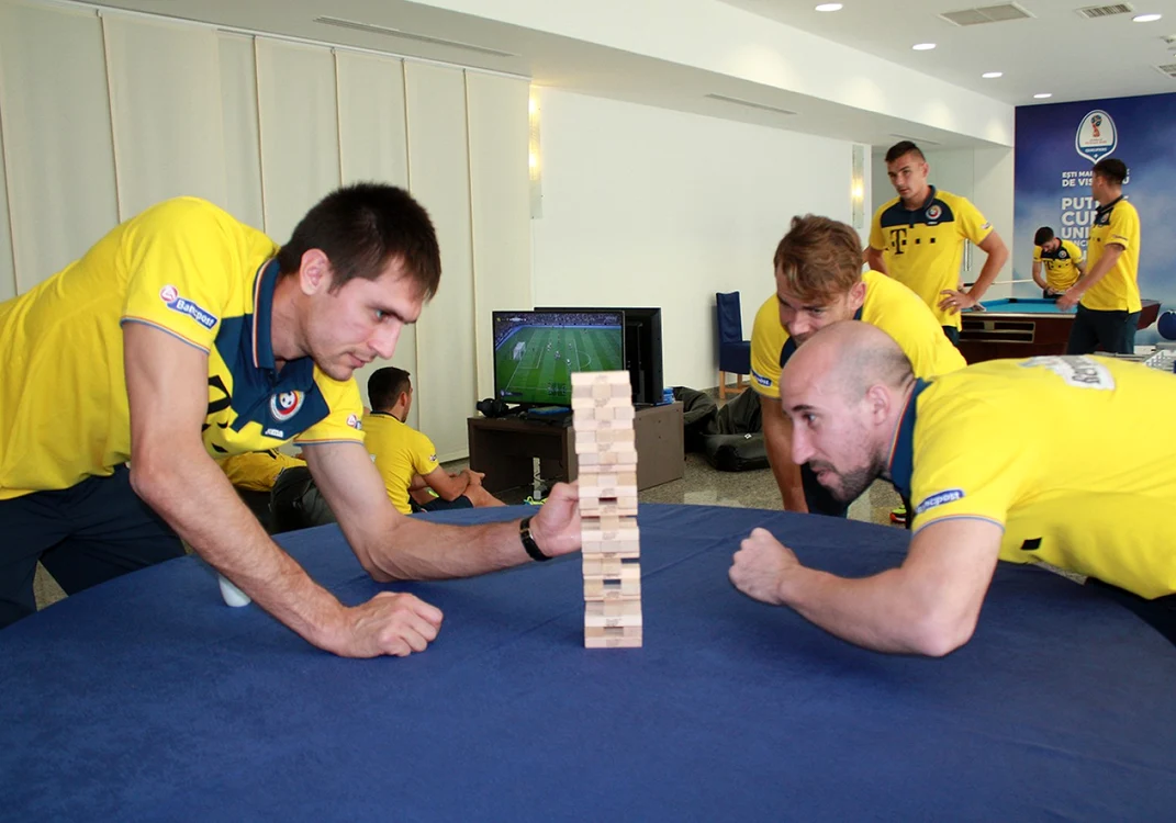 Latovlevici l-a învins pe Tătăruşanu la Jenga FOTO FRF.ro