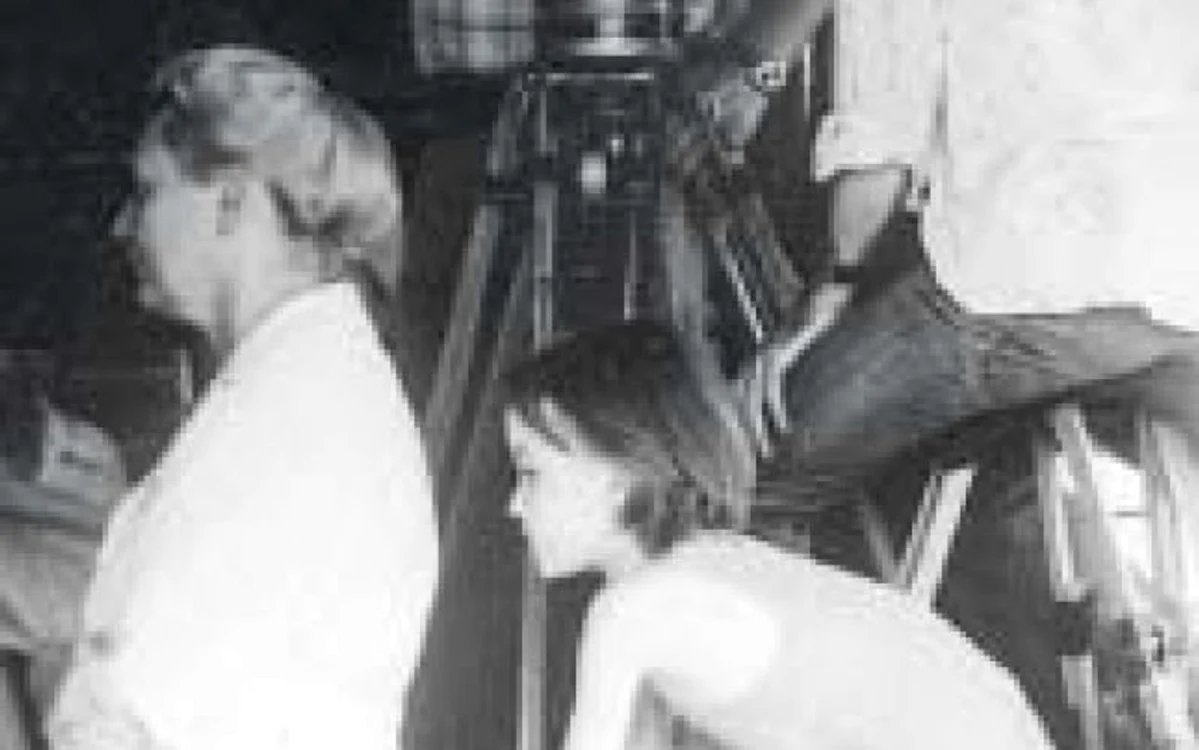 Alături de tatăl ei, operator de imagine, pe platourile de filmare de la Buftea  Fotografii: colecţia personală