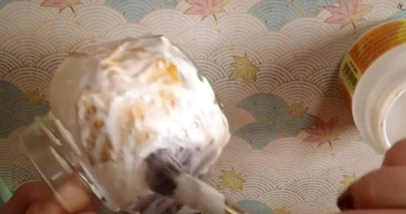 
    Un borcan uşor bombat este ideal pentru realizarea lanternelorFoto: Captură Youtube  
