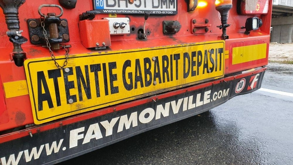 Restricții pe mai multe drumuri pentru două transporturi agabaritice