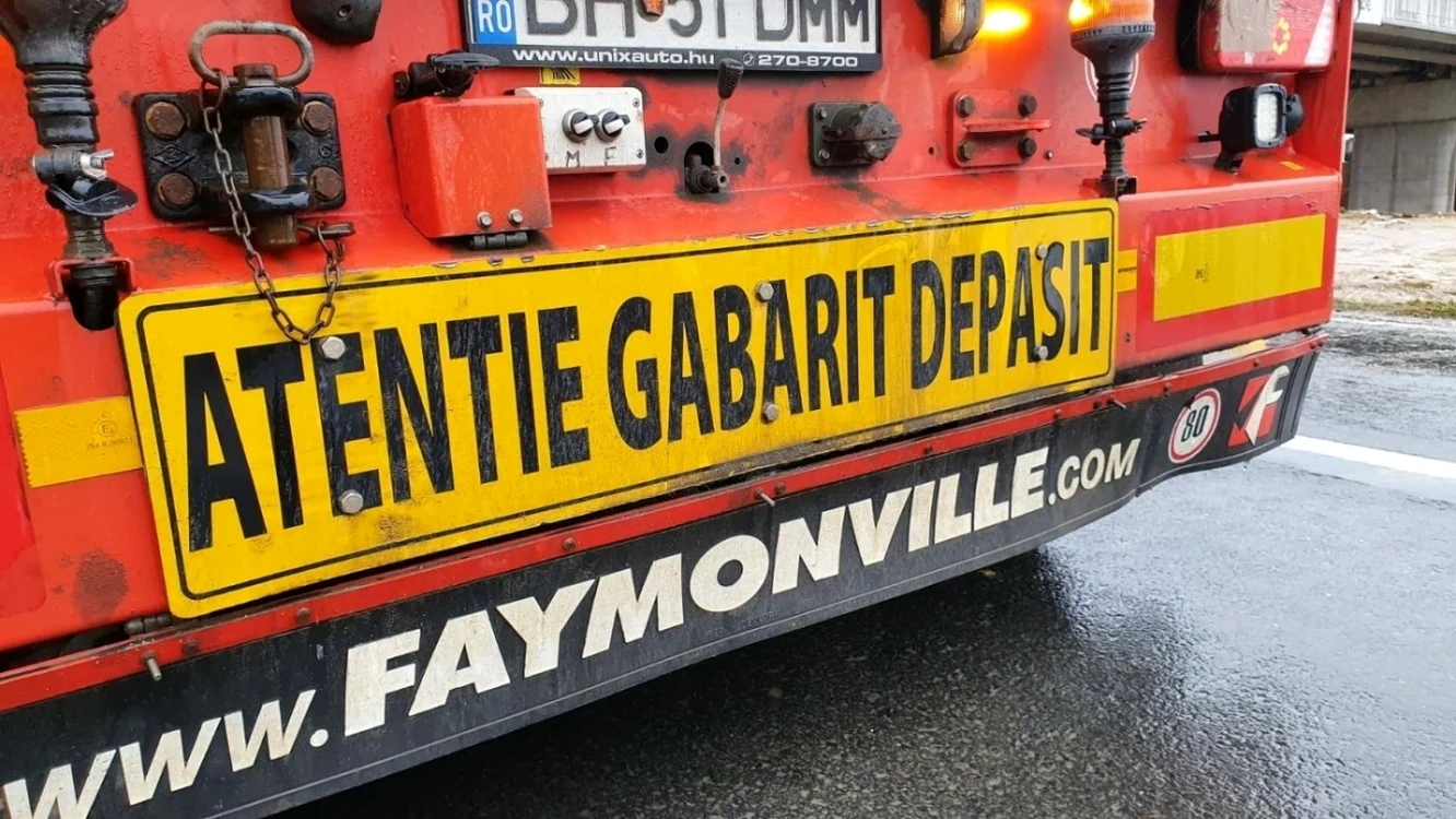 Un transport agabaritic traversează mai multe judeţe FOTO DRDP Constanţa