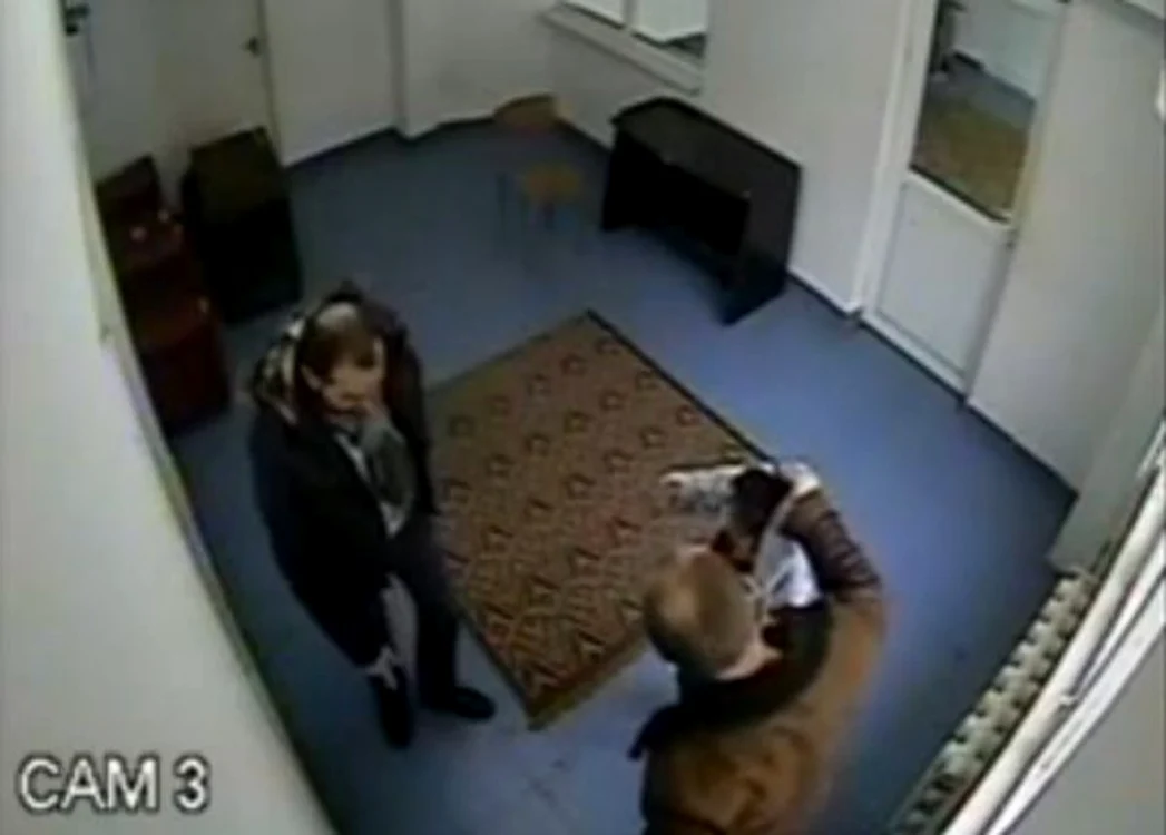 Şeful Poliţiei Piatra Neamţ a lovit-o fără milă pe minoră.