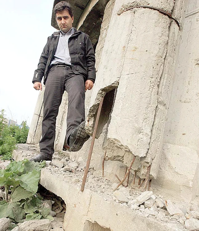 
    Clădire abandonată Aviaţiei - 25.000 € pe lunăFoto: Roberto Sălceanu  