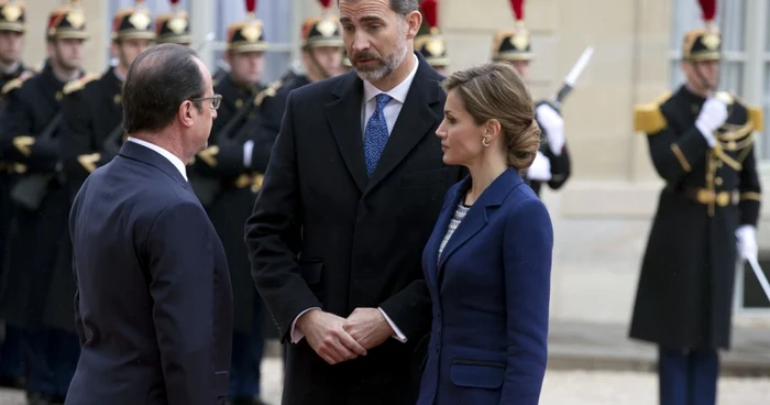 Regele Felipe al Spaniei (centru), care se afla într-o vizită în Franţa împreună cu soţia sa Letizia (dreapta), s-a întâlnit cu preşedintele francez, Francois Hollande (stânga), la Palatul Elysee, unde au discutat despre prăbuşirea avionului Germanwings FOTO AP