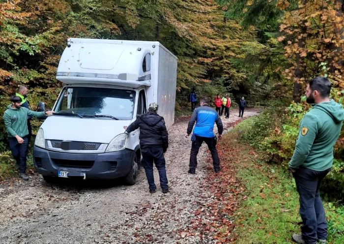 Maşina a rămas blocată în punctul Brusturet. Foto: IPJ Argeş