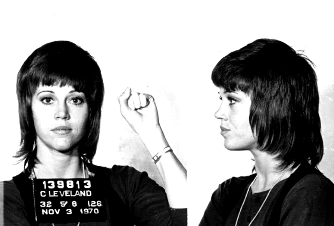 Celebra actriţă Jane Fonda a fost arestată deoarece nu a vrut să coopereze cu un poliţist care o suspecta de posesi de droguri.