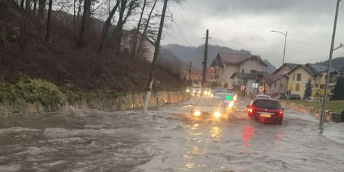 DN7 Valea Oltului inundat la intrare în Căciulata Călimănești în Vâlcea Foto ISU Vâlcea jpeg