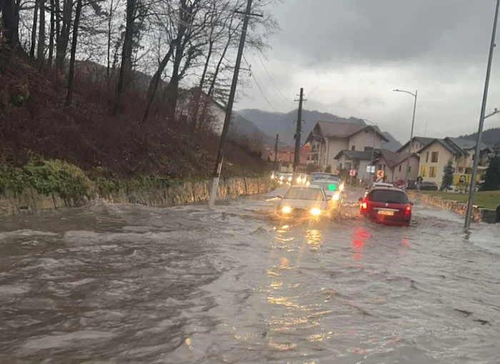 DN7 Valea Oltului inundat la intrare în Căciulata Călimănești în Vâlcea Foto ISU Vâlcea