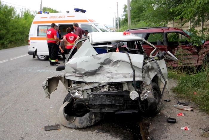 Accidentul s-a soldat cu rănirea mai multor persoane. FOTO: Daniel Guţă. ADEVĂRUL