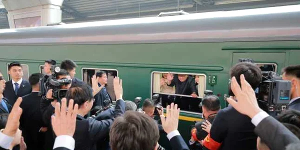 Kim Jong-un saluta multimea de la bordul trenului care l-a adus la Beijing FOTO EPA-EFE