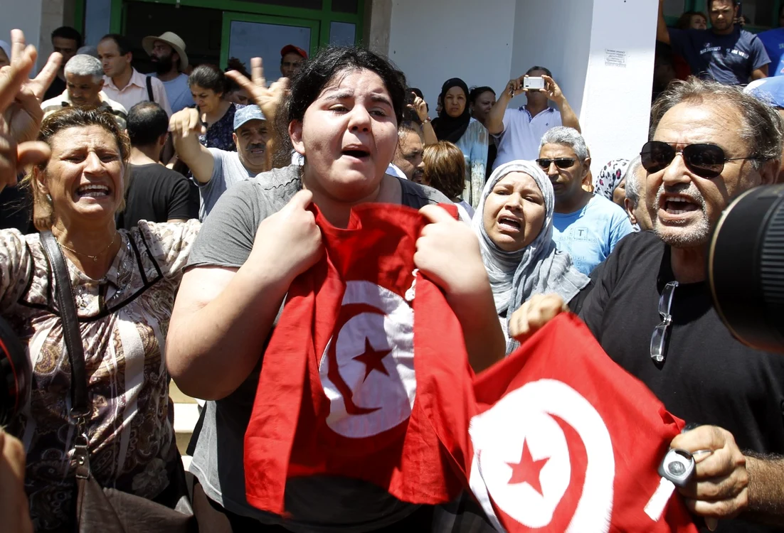 Mii de tunisieni au luat cu asalt străzile în această după amiază şi protestează în faţa sediului Ministerului de Interne din Tunisia FOTO Reuters