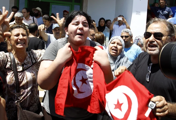 Mii de tunisieni au luat cu asalt străzile în această după amiază şi protestează în faţa sediului Ministerului de Interne din Tunisia FOTO Reuters