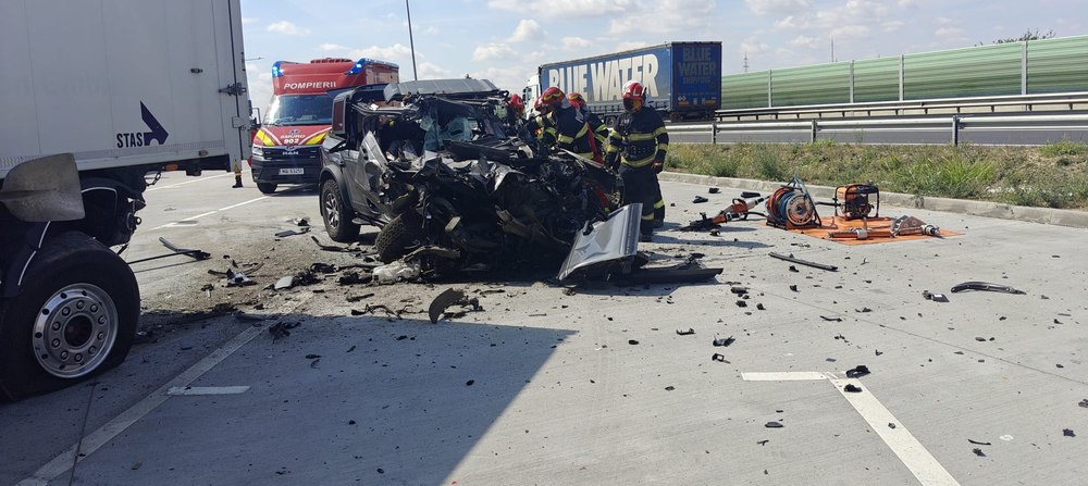 Accident cumplit pe centura Timişoarei. Șoferul a murit pe loc după ce a intrat cu maşina sub un TIR parcat
