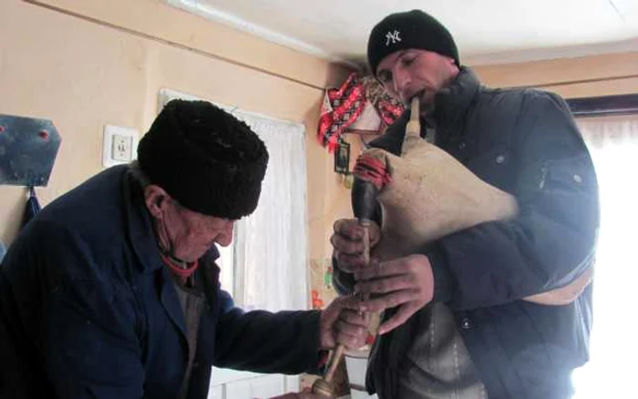 Vasile Bucur, cel mai bătrân cimpoier din Perieni FOTO Sabina Ghiorghe