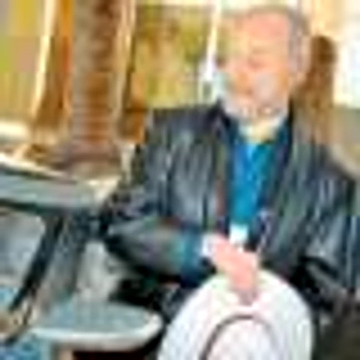 Larry Hagman conduce o maşină „verde“ cu motor hibrid