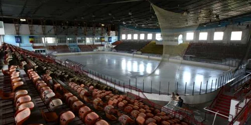 Gheaţa impecabilă a patinoarului îi aşteaptă pe amatorii de mişcare