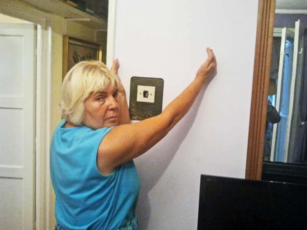 Florica Bălteanu (64 de ani) spune că după cutremur pereţii  erau atât de crăpaţi, încât putea  vedea în apartamentul vecinilor 