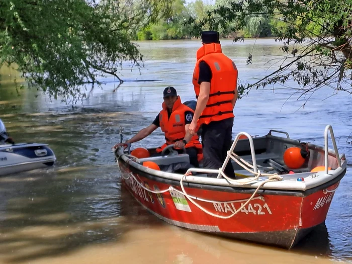 Căutările continuă pe Mureș FOTO ISU Arad