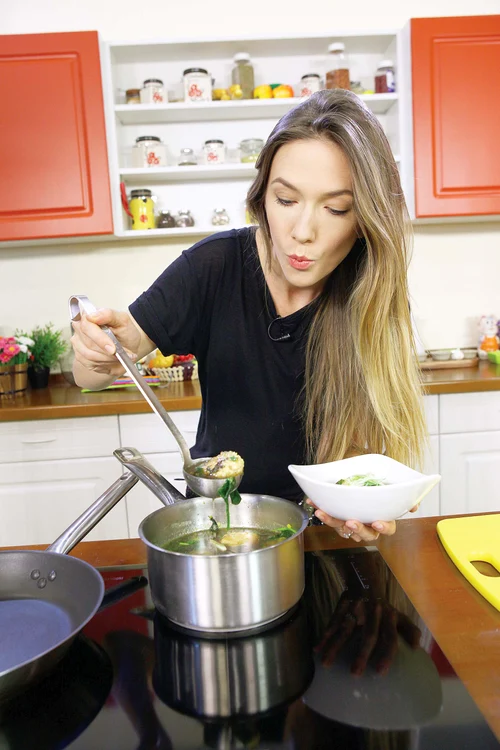 
    Adela a gătit în cadrul  emisiunii “Click! poftă bună”  de la Prima Tv, iar la sfârşit a  mâncat cu poftă din preparate  