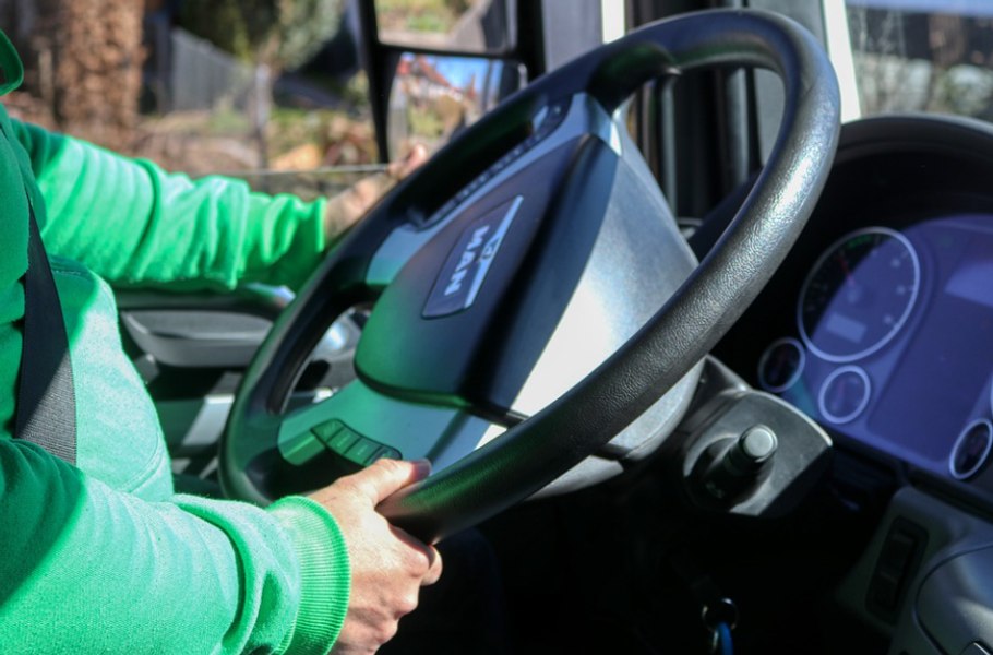 Percheziţii într-un dosar de înşelăciune cu maşini de lux: închiriau autoturisme, apoi le vindeau sau le amanetau