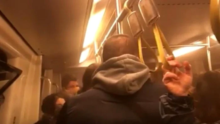 Călătorul a anunţat că este fum în metrou