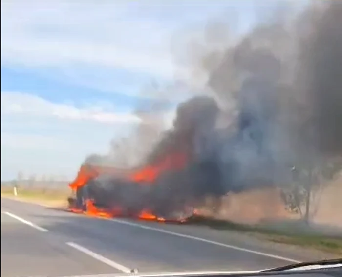 Camionul a fost complet distrus de flăcări FOTO Captură video