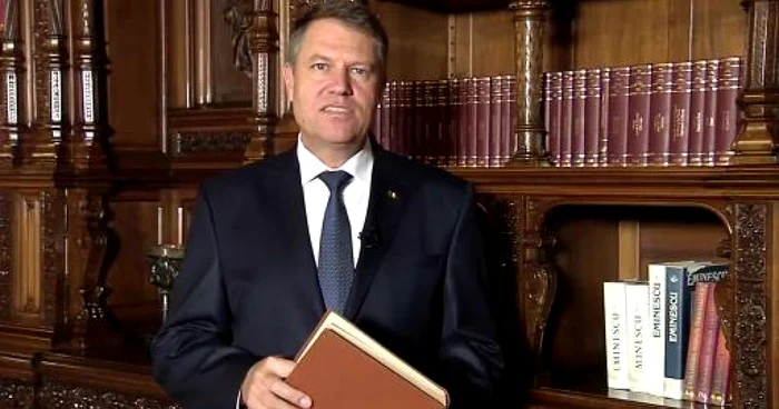 Preşedintele Klaus Iohannis a transmis un mesaj video de omagiu adus lui Mihai Eminescu din biblioteca sa pe rafturile căreia se afla cărţile marelui poet FOTO Facebook