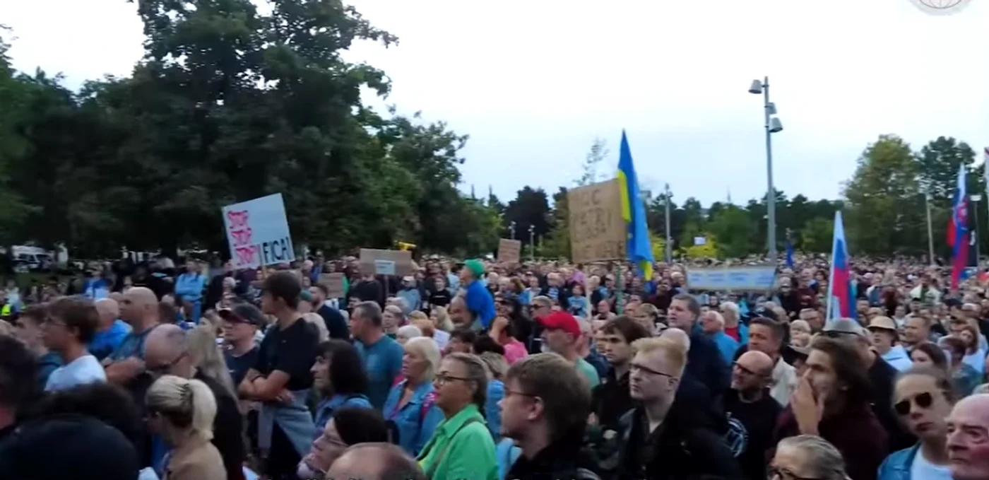 Mii de slovaci au protestat față de măsurile propuse de guvern. FOTO captură YouTube Times Now World