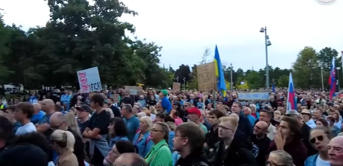 Mii de slovaci au protestat față de măsurile propuse de guvern. FOTO captură YouTube Times Now World