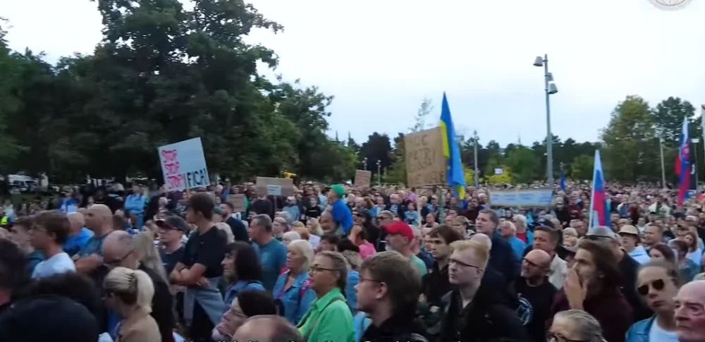 „Destul cu Fico! Fico la închisoare!”. Mii de persoane au manifestat împotriva guvernului slovac