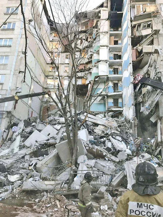 Blocul a fost distrus de o explozie  devastatoare care s-a produs la  ora 6.00, când toţi dormeau 