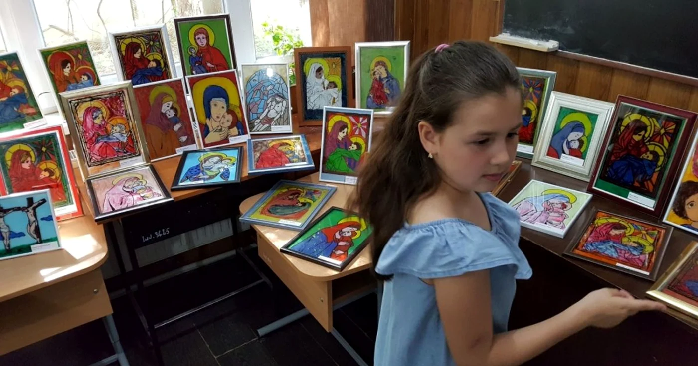 Expoziţia de icoane " Suflet de copil," vernisată joi, 13 iunie, la Colegiul Economic din Călăraşi FOTO Prof. Mariana Voinea