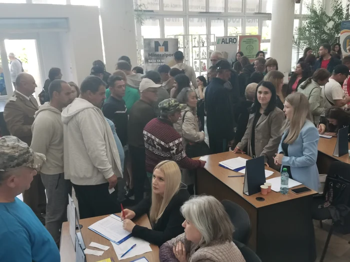 Participare mare la bursa de la Slatina, dar interes real mic pentru un loc de muncă FOTO: A.M.