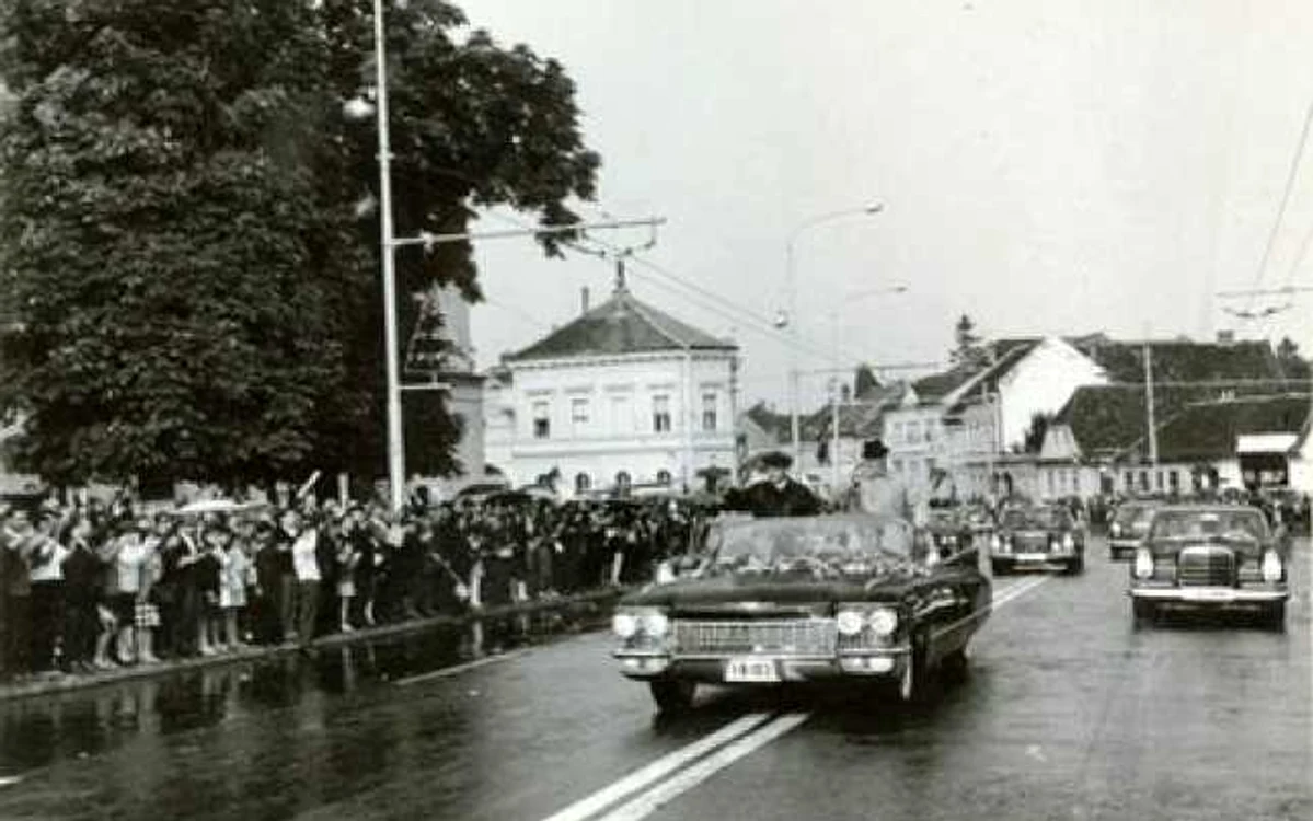 Afară a plouat torenţial, dar oamenii nu s-au clintit de pe marginea drumului. FOTOArhivă.