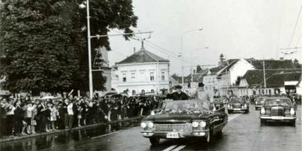 Zeci de mii de oameni erau şcoşi pe străzi de 1 mai. FOTOArhivă