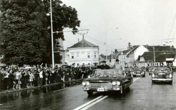 Afară a plouat torenţial, dar oamenii nu s-au clintit de pe marginea drumului. FOTOArhivă.