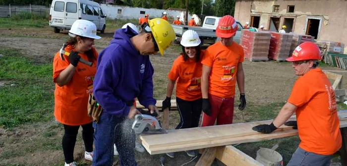 Sute de voluntari participa la ridicarea unei locuinte