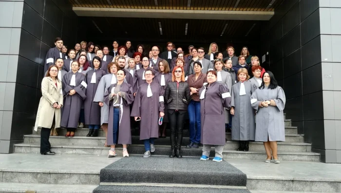 Protest al grefierilor la Palatul Justiţiei din Galaţi Foto: Valentin Trufaşu