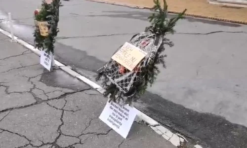 Coroanele funerare au fost puse pe trotuarul din fața Spitalului Județean jpeg