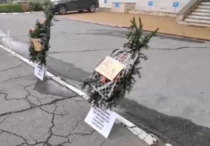 Coroanele funerare au fost puse pe trotuarul din fața Spitalului Județean