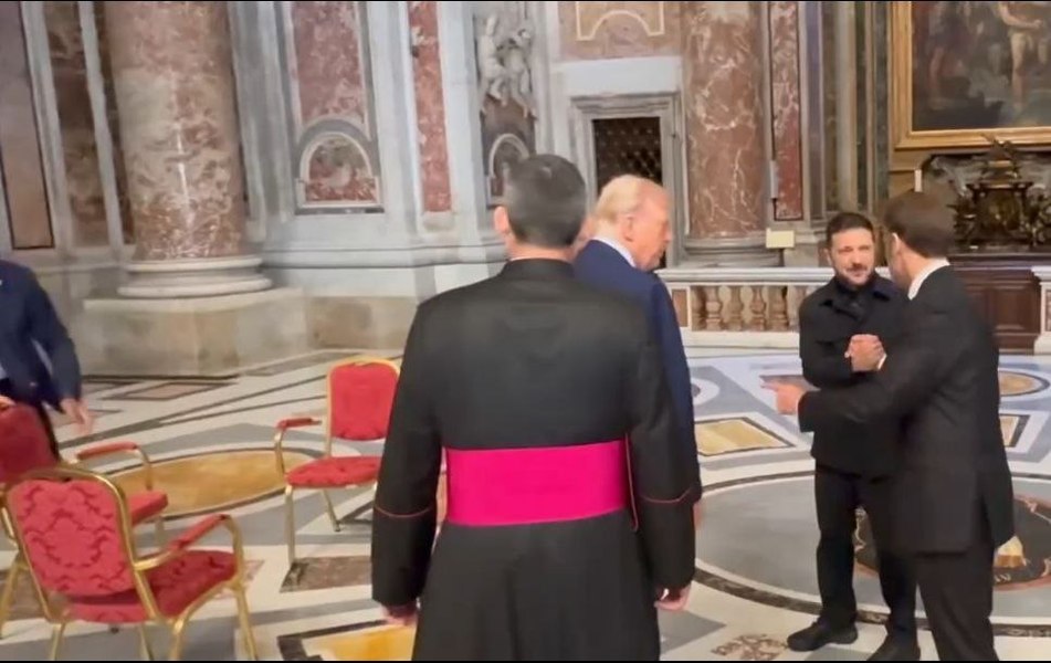 Detaliul observat la întâlnirea între Trump și Zelenski la Vatican. Ce s-a întâmplat cu cel de-al treilea scaun