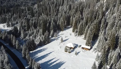 Obârșia Lotrului Voineasa din Vâlcea și infrastructura de cazare Foto Daciana Stoica