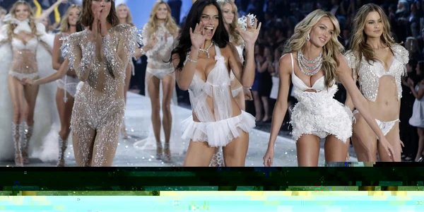 Modele la Victoria's Secret Fashion Show din New York FOTO Reuters