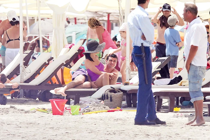 Asortaţi la ţinutele de plajă,  Sabin şi Simona s-au pipăit  continuu. Şi Ingrid şi-a potrivit  costumul de baie cu bandana îmbulinată