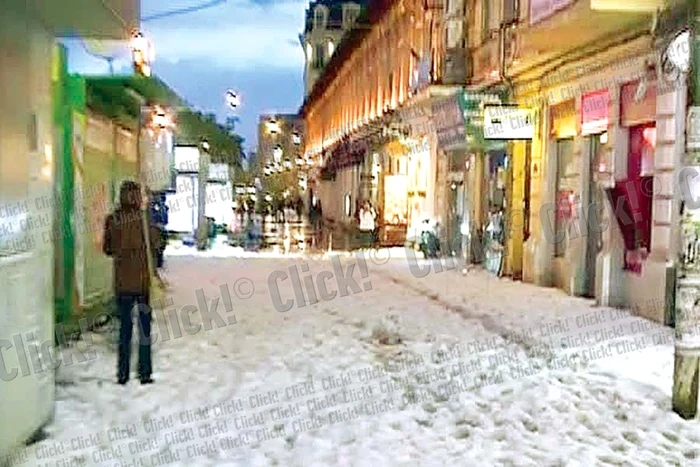 Str. 11 Iunie: Autobuzele şi tramvaiele au circulat prin apa de 50 cm adâncime (FOTOGRAFII: SEVER GHEORGHE, ROBERTO SĂLCEANU)